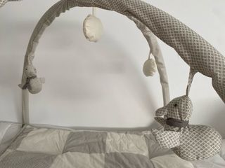 Gimnasio para bebés con arco y juguetes