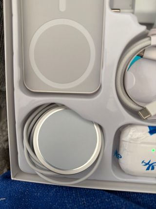 Caja de cargadores y auriculares