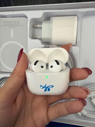 Caja de cargadores y auriculares