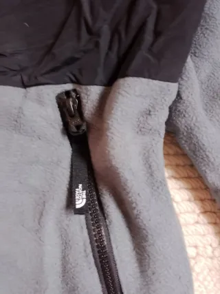 The North Face Forro Polar Negro y Gris