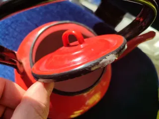 Tetera vintage de metal roja