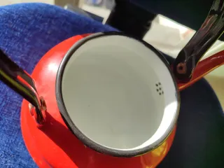 Tetera vintage de metal roja