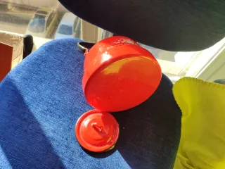 Tetera vintage de metal roja