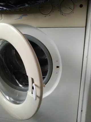 Lavadora blanca frontal