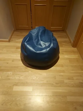 Puf azul de piel sintética