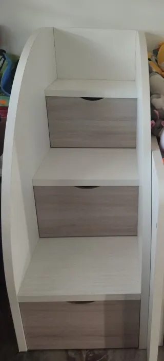 Escalera cajonera blanca y madera