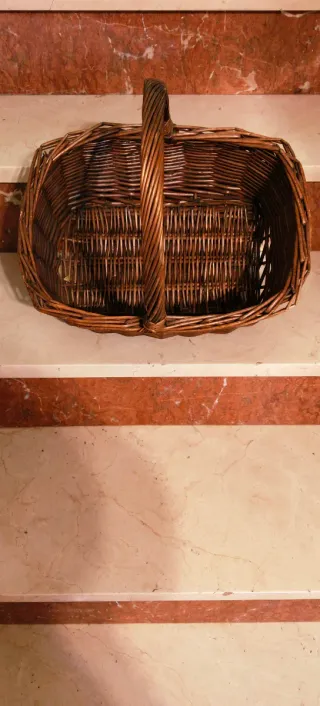 CESTA DE MIMBRE CON ASA.