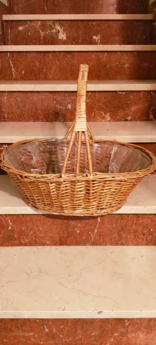 CESTA DE MIMBRE CON ASA.