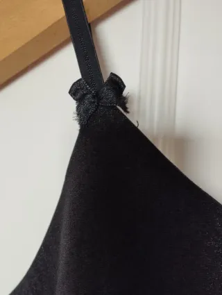 Vestido largo negro tela brillante de tirantas