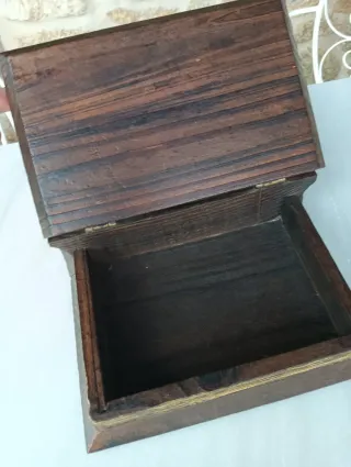 Caja de madera antigua con mapamundi.
