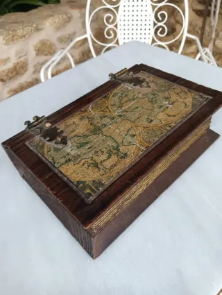 Caja de madera antigua con mapamundi.