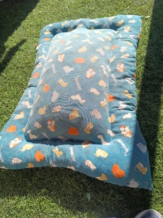 Cama para perro con cojín y dos comederos grandes
