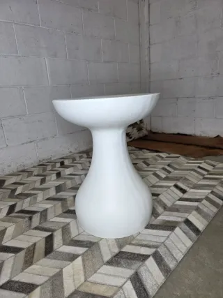 Mesita auxiliar blanca minimalista