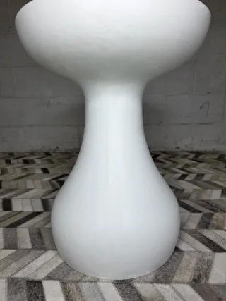 Mesita auxiliar blanca minimalista