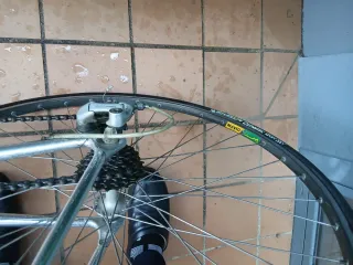 Bicicleta de carretera plateada