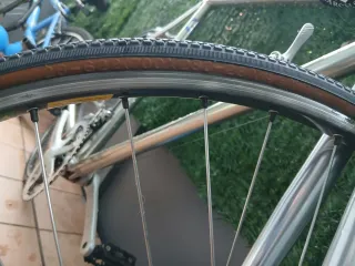 Bicicleta de carretera plateada