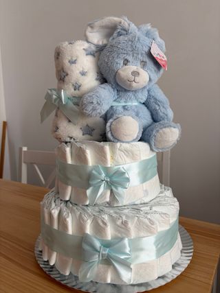 Tarta de pañales azul con peluche
