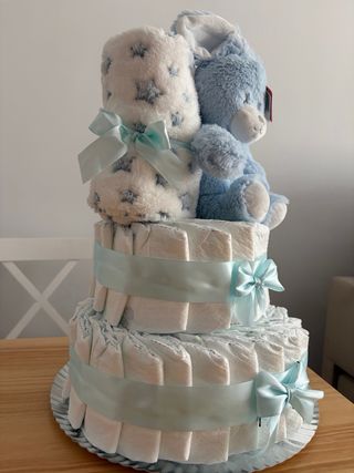 Tarta de pañales azul con peluche