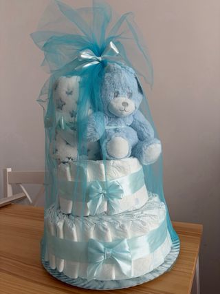 Tarta de pañales azul con peluche