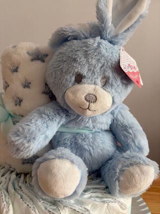 Tarta de pañales azul con peluche