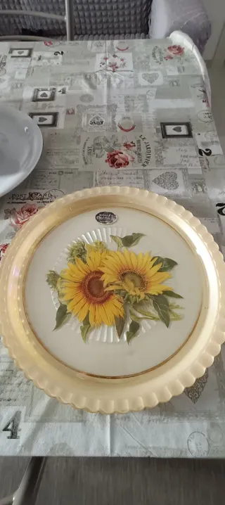 Vassoio,coppa,bottiglia,tre bicchieri con girasoli