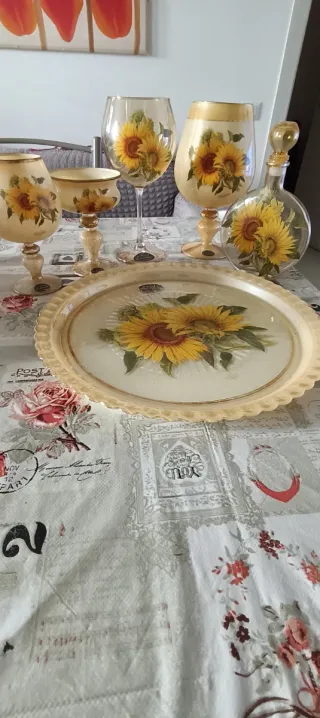 Vassoio,coppa,bottiglia,tre bicchieri con girasoli