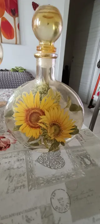 Vassoio,coppa,bottiglia,tre bicchieri con girasoli