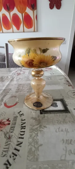 Vassoio,coppa,bottiglia,tre bicchieri con girasoli