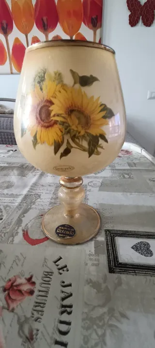 Vassoio,coppa,bottiglia,tre bicchieri con girasoli