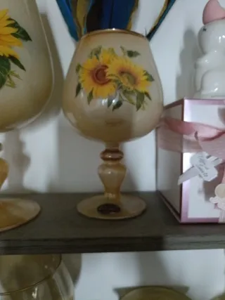 Vassoio,coppa,bottiglia,tre bicchieri con girasoli