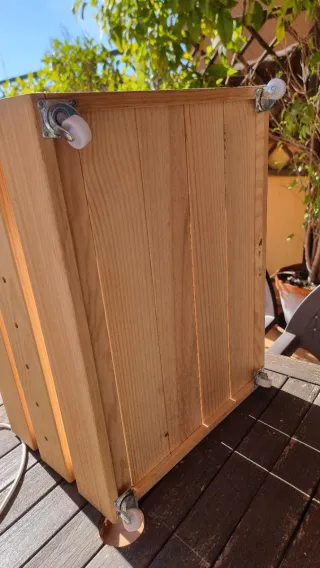 Cajón de madera con ruedasNO REGATEOS
