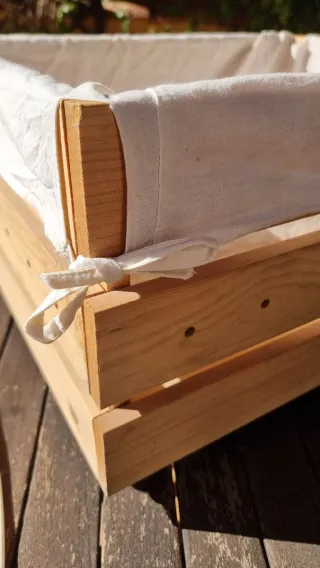 Cajón de madera con ruedasNO REGATEOS