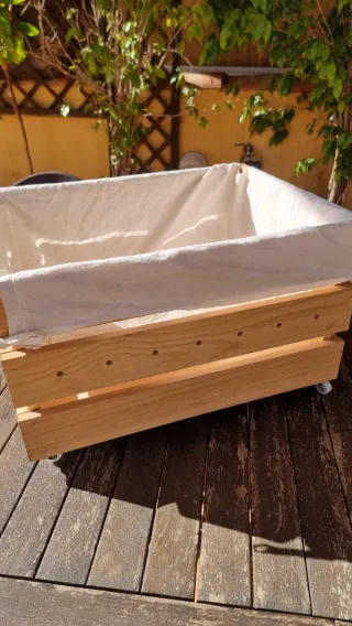 Cajón de madera con ruedasNO REGATEOS