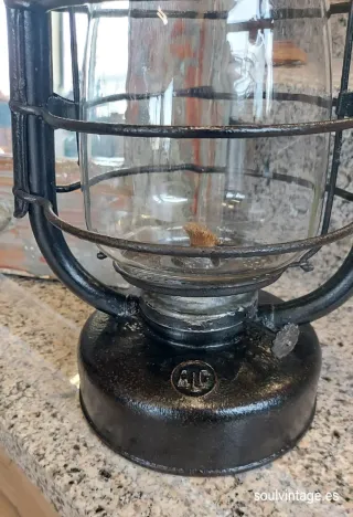 Antiguo Farol de Petróleo Negro