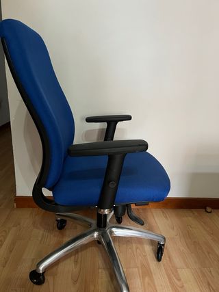 Silla de oficina ergonómica azul