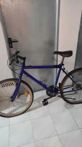 Bicicleta BMX negra y dos bicicletas de montaña