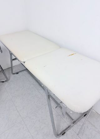 Dos camillas metálicas blancas