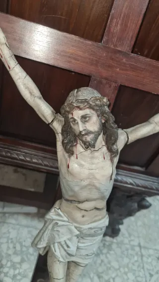 Cristo antiguo de pasta olot con sello.