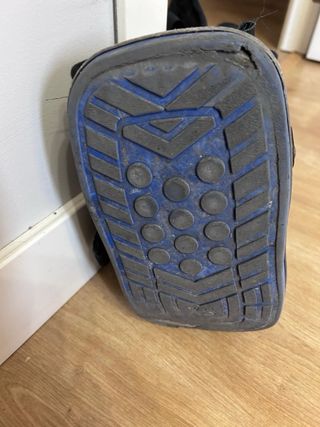 Muletas y bota Walker infantil