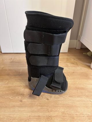 Muletas y bota Walker infantil