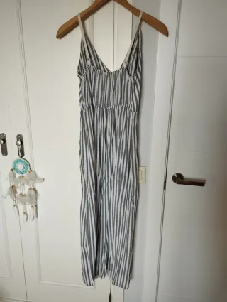 Vestido de tirantas a rayas grises y blancas