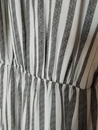 Vestido de tirantas a rayas grises y blancas