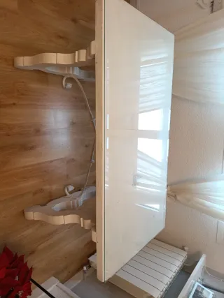 Tavolo da pranzo rustico in legno e vetro