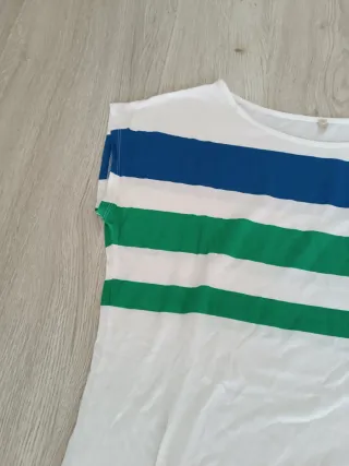 Camiseta a rayas azul, verde y blanca