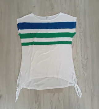 Camiseta a rayas azul, verde y blanca