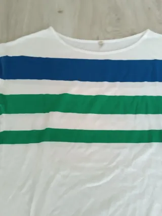 Camiseta a rayas azul, verde y blanca
