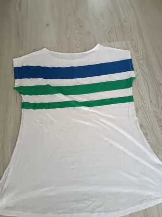 Camiseta a rayas azul, verde y blanca