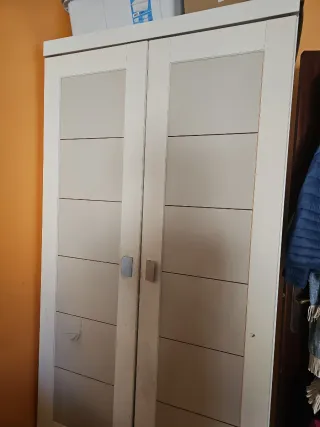 Armario puertas batientes beige y blanco