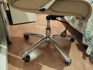 Silla de oficina reclinable beige