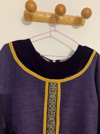 Traje medieval púrpura y dorado